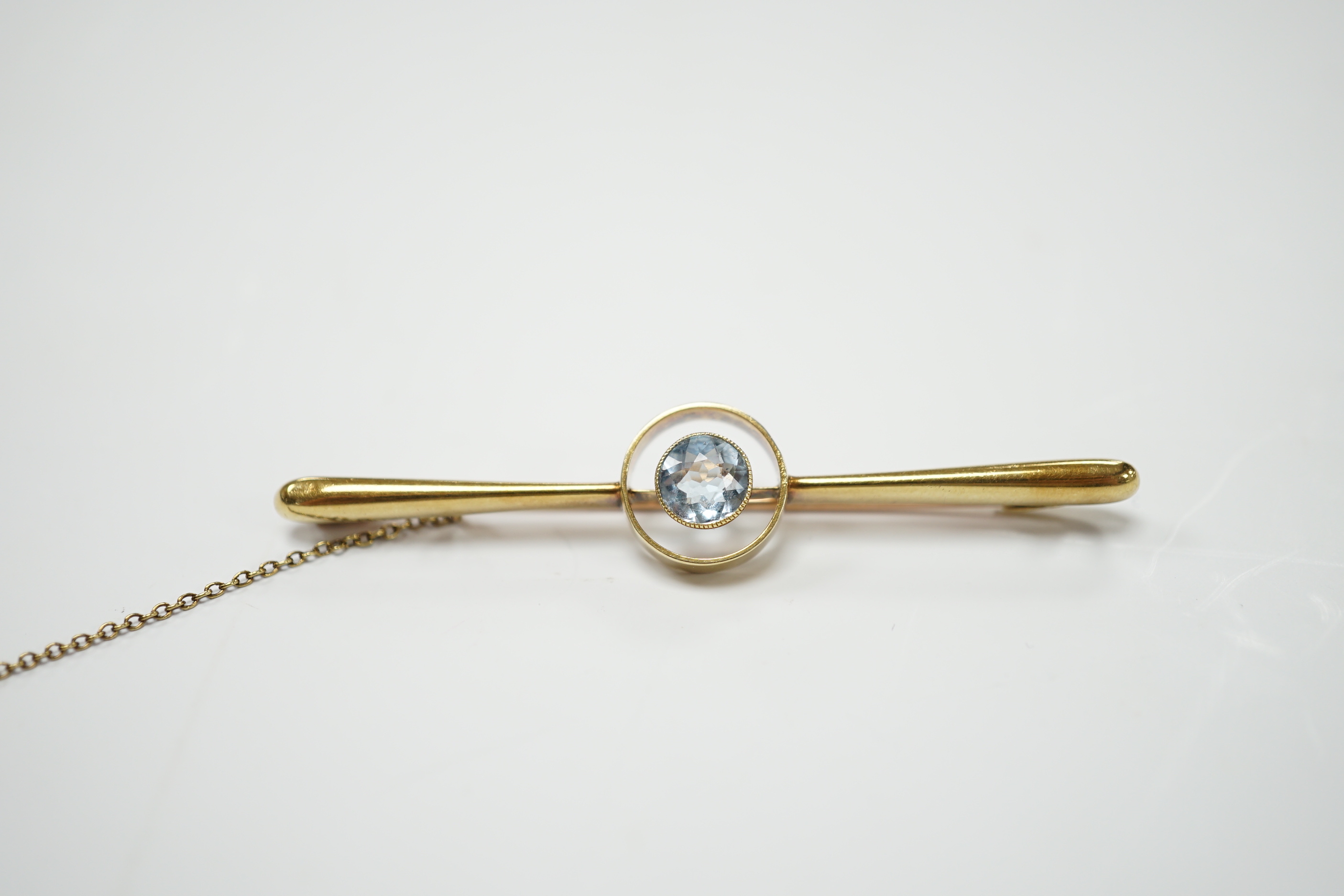 An Edwardian 15ct and single stone blue topaz set bar brooch, 60mm, gross weight 4.1 grams.